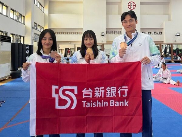 ▲台新銀行贊助高爾夫球選手錢珮芸，於2026愛知名古屋亞運摘下女子團體銅牌、台新銀行贊助空手道選手田欣兒（左起）、洪芷暄、石政中於愛知名古屋亞運奪下銅牌。（台新育樂提供）