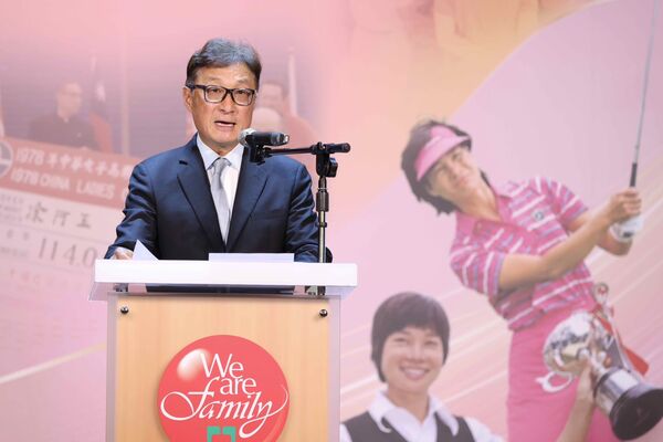 ▲中信金控董事會秘書長高人傑致詞感謝涂阿玉擔任中國信託高爾夫顧問。（圖／中信銀行提供）